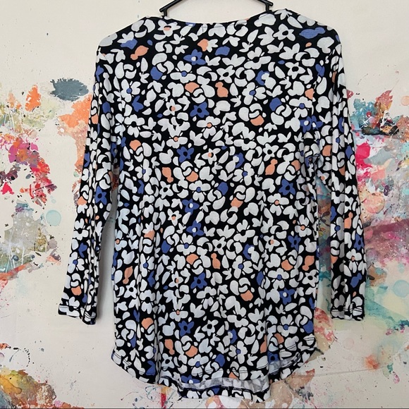 🖤Avon Floral Long-sleeved Tee w/ button details 3/$15 - Picture 5 of 6